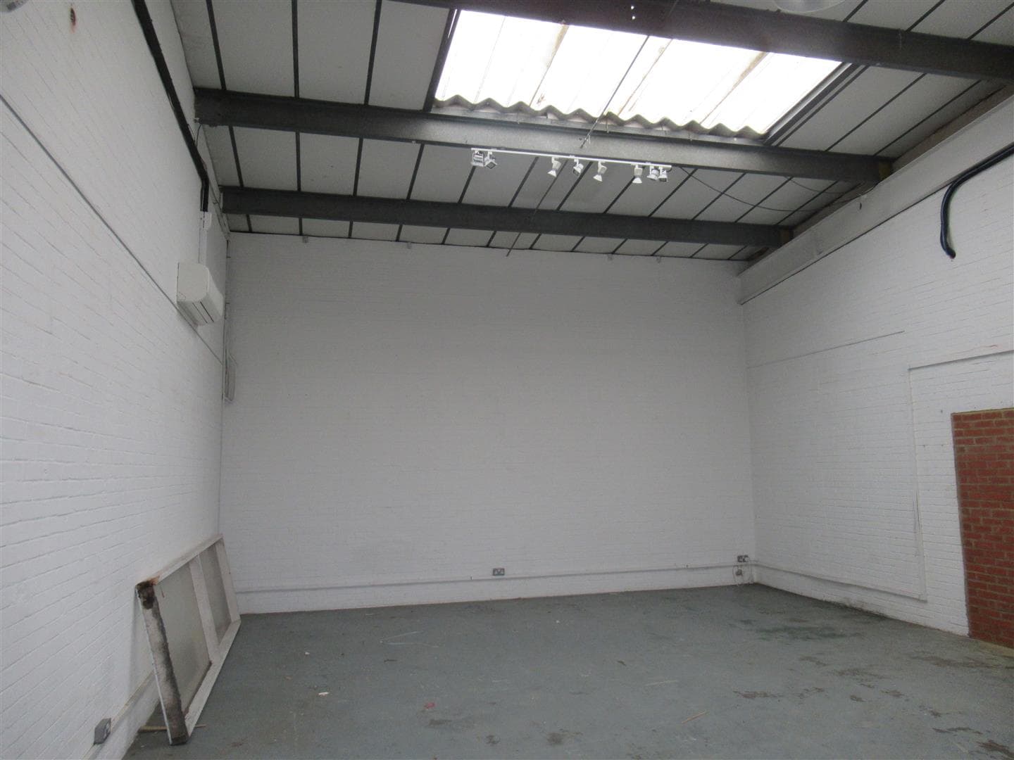 Weir Road, Wimbledon SW19 8UG: Industrial Unit to let, 1,454 sq ft 2