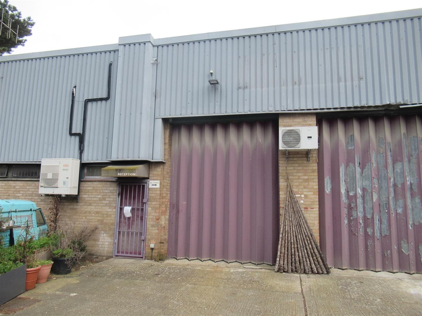 Weir Road, Wimbledon SW19 8UG: Industrial Unit to let, 1,454 sq ft 1