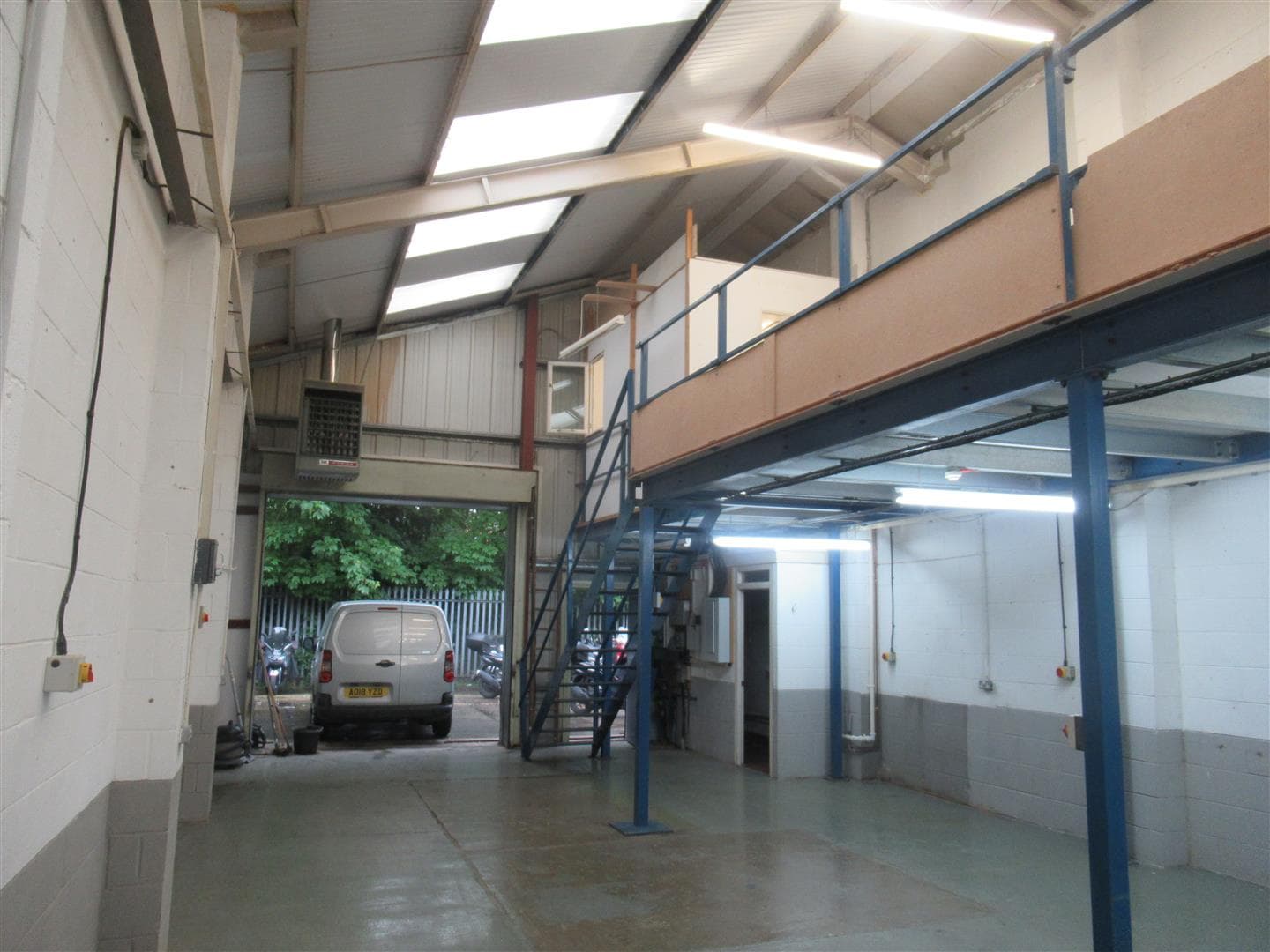 Lyon Road, Wimbledon SW19 2RL: Industrial unit To Let with mezzanine and 2 parking spaces 4