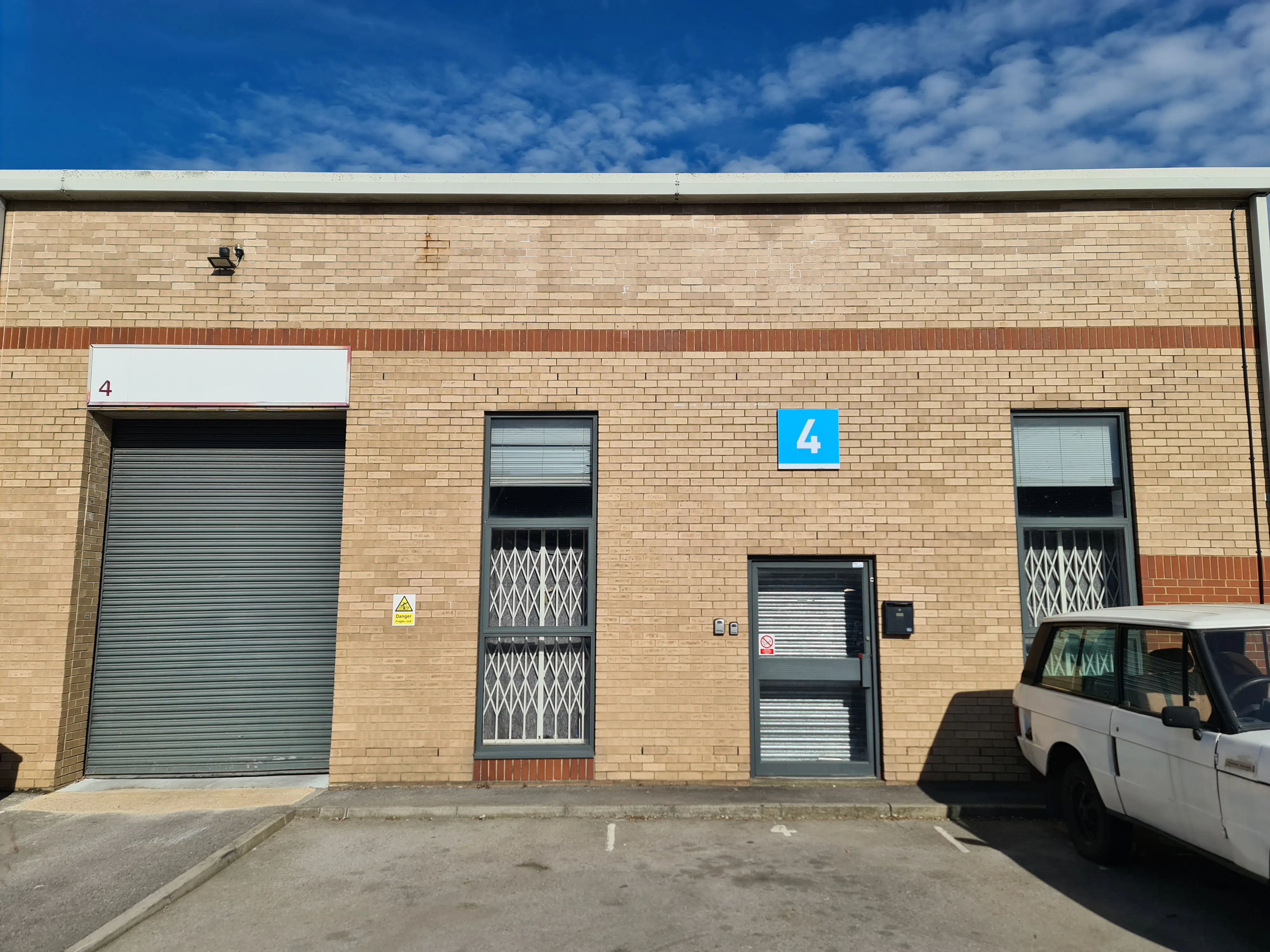 Unit 4 Boundary Business Centre, Woking GU21 5DH: Modern Industrial Unit