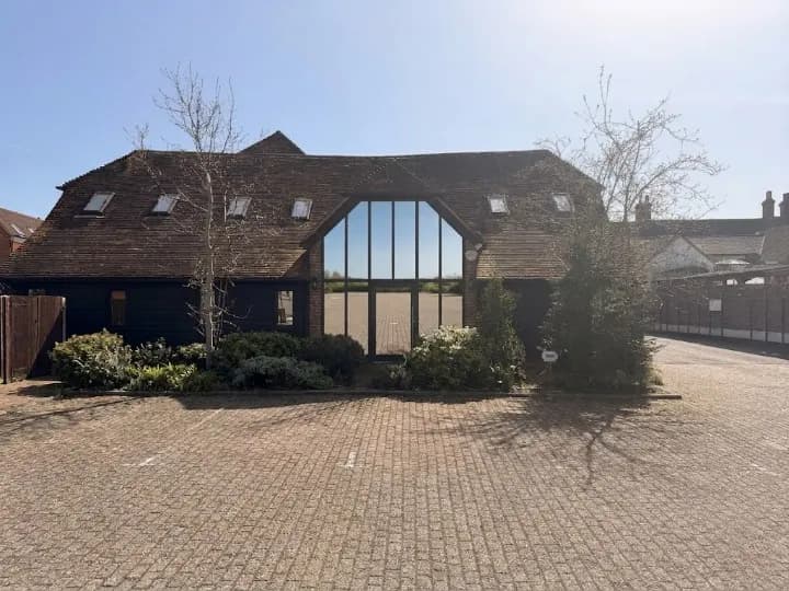The Wheat House, Fountains Mall, 90-98 High Street, Odiham RG29 1LP: Characterful Grade II Listed Office Barn Conversion