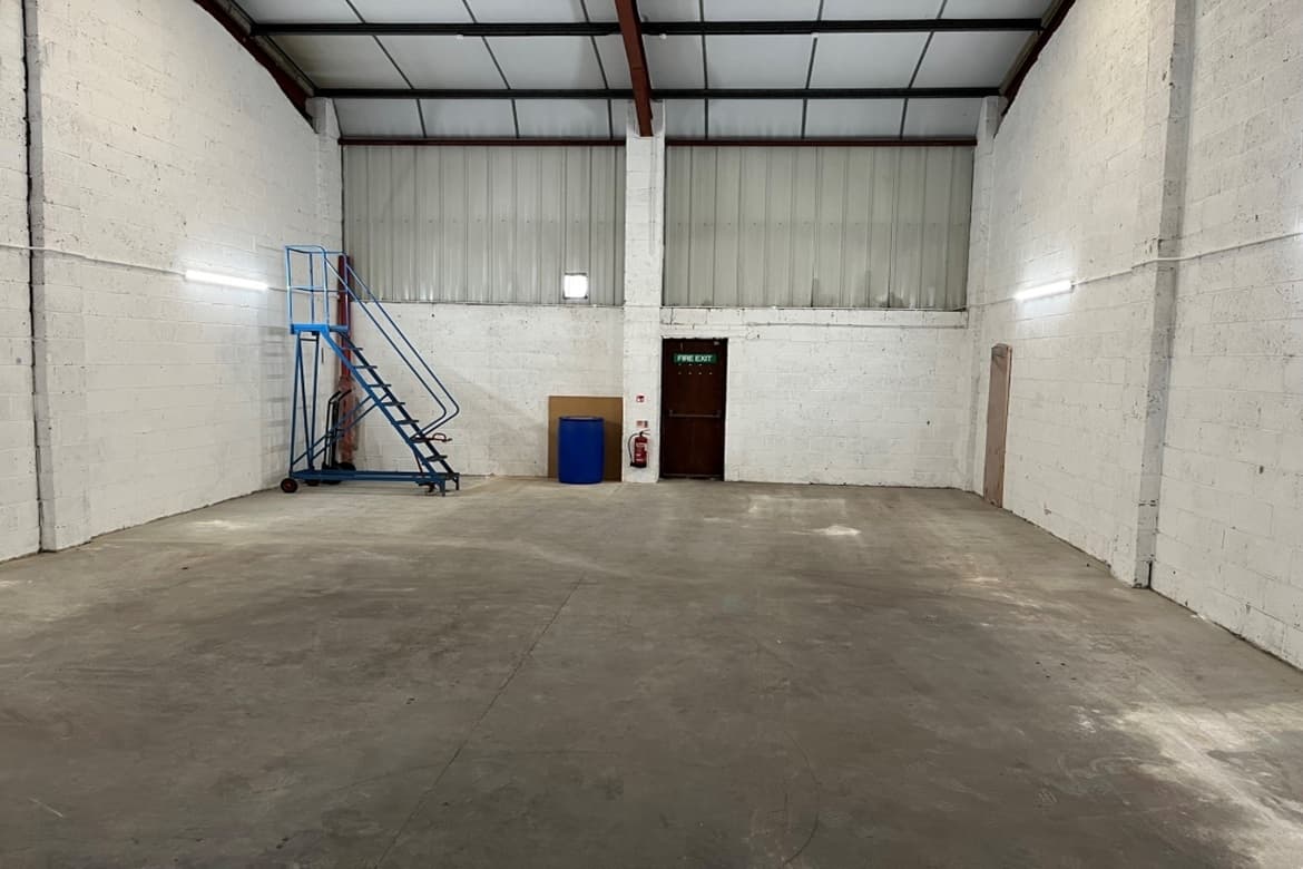 Mid-Terrace Industrial/Warehouse Unit For Sale in Christchurch, Dorset 2