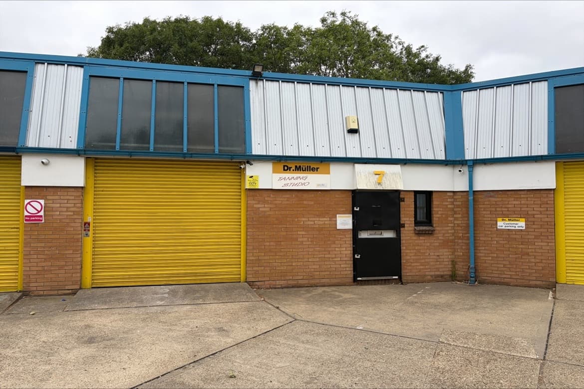 Mid-terraced Industrial Warehouse Unit For Sale in Basildon, Essex