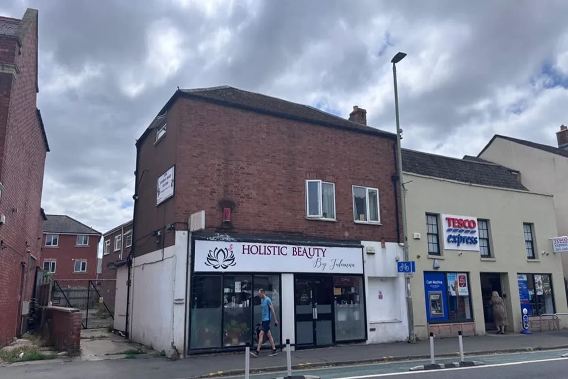 Beauty Salon With Flat Above For Sale in Gloucester 1