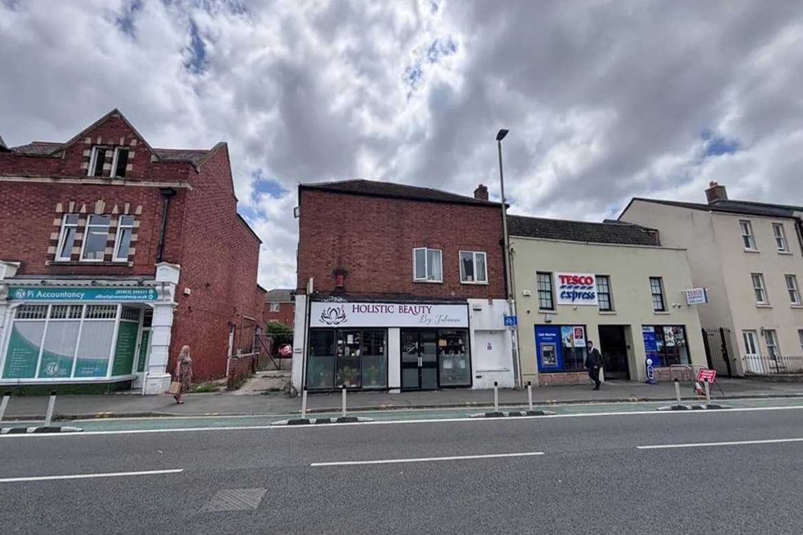 Beauty Salon With Flat Above For Sale in Gloucester 2