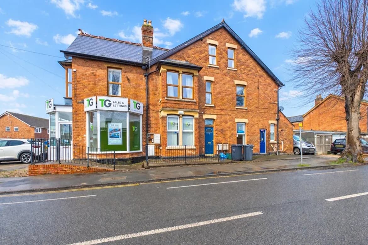 Retail Unit On Ground Floor With Upper Flat For Sale in G 1