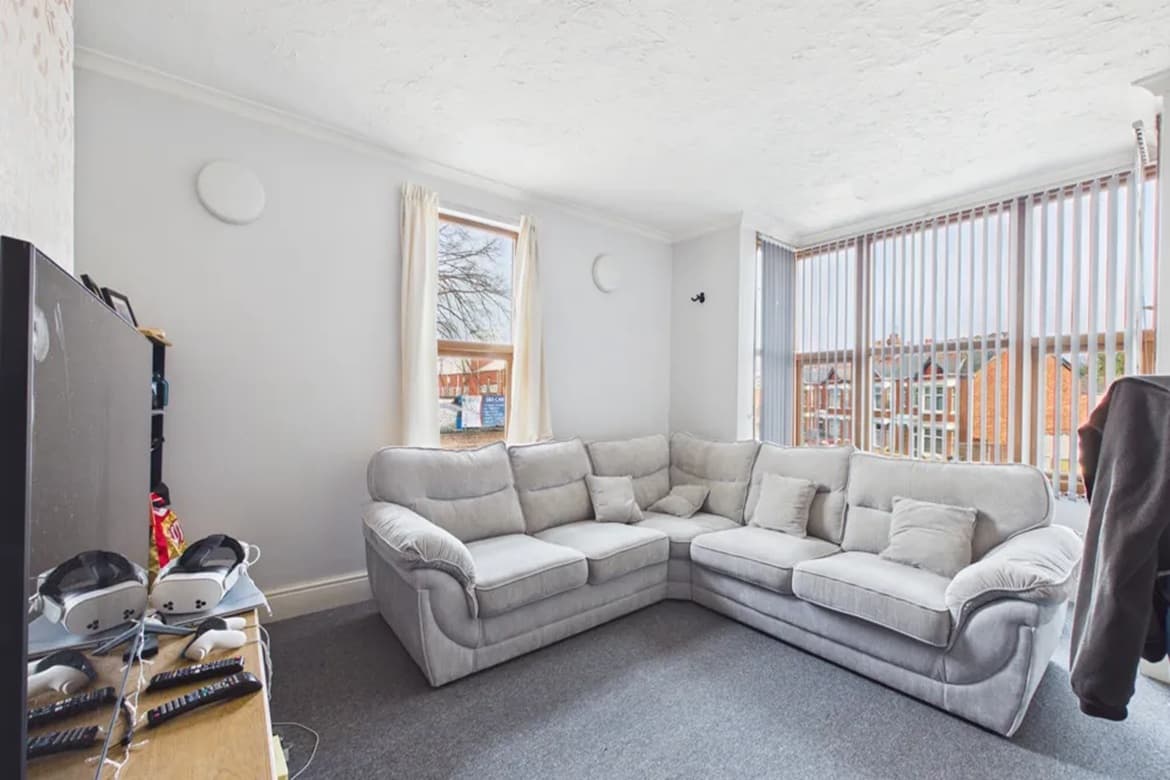Retail Unit On Ground Floor With Upper Flat For Sale in G 3