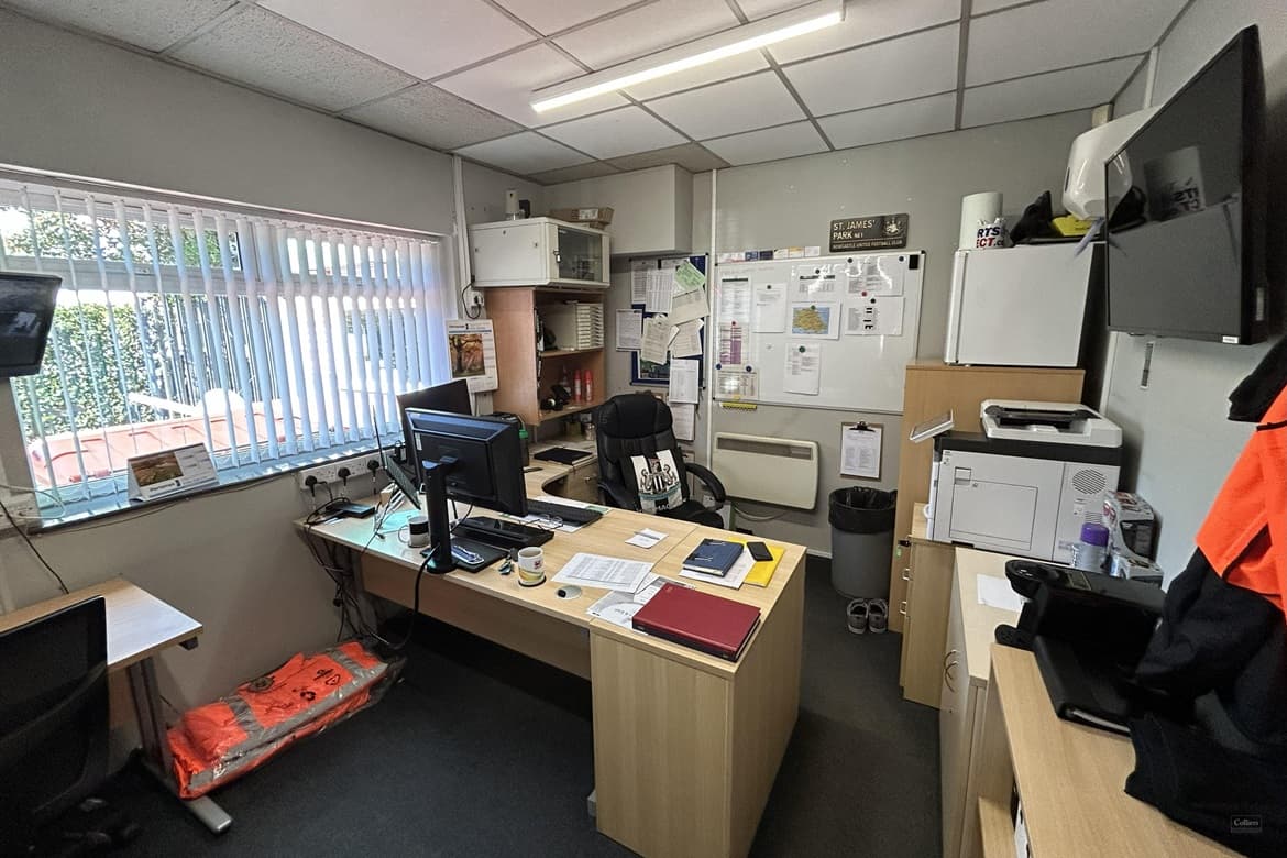 Warehouse / Industrial Unit For Sale in Thatcham, Berks, RG19 4