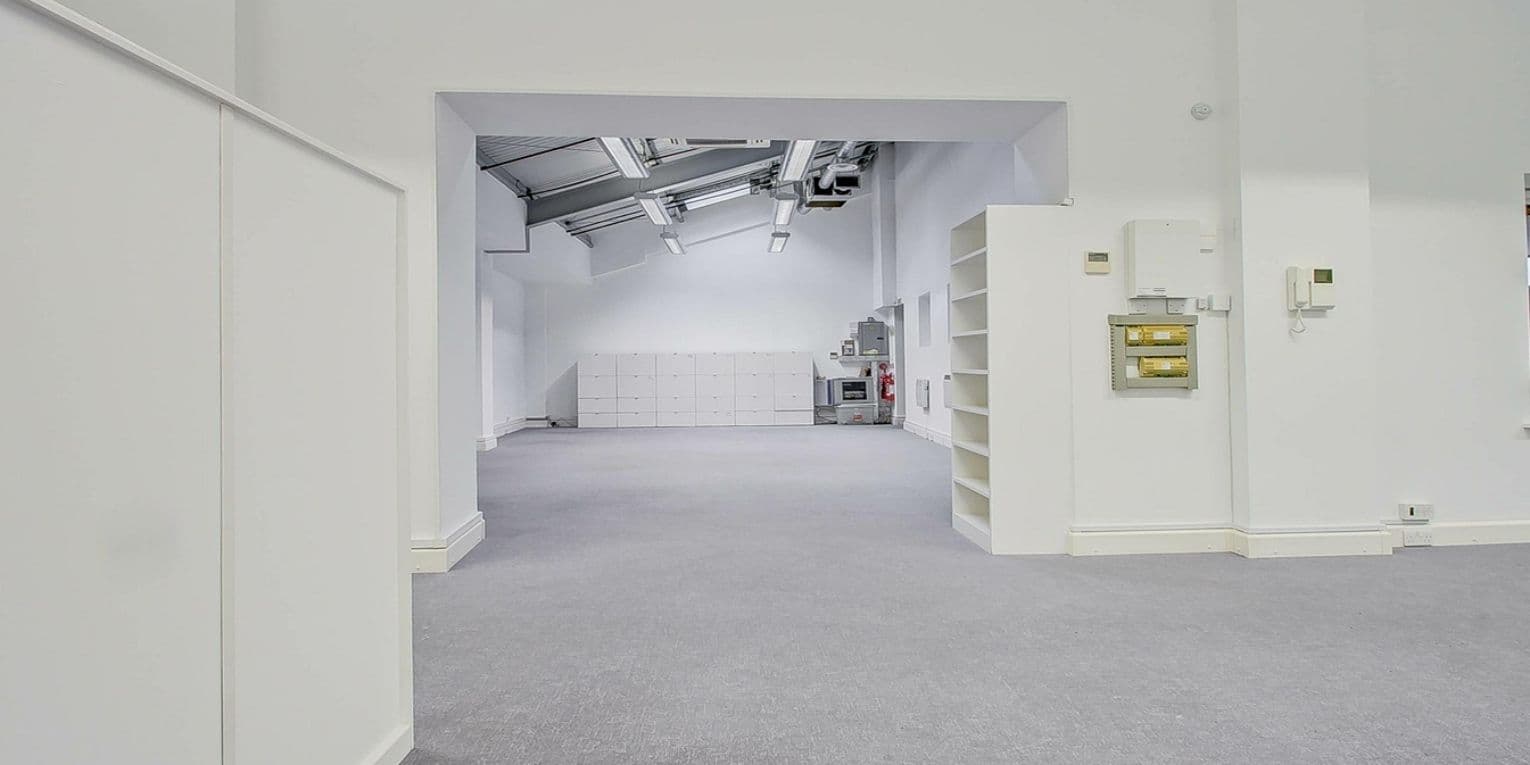 Ground Floor Studio Unit For Sale in Kennington, London 3