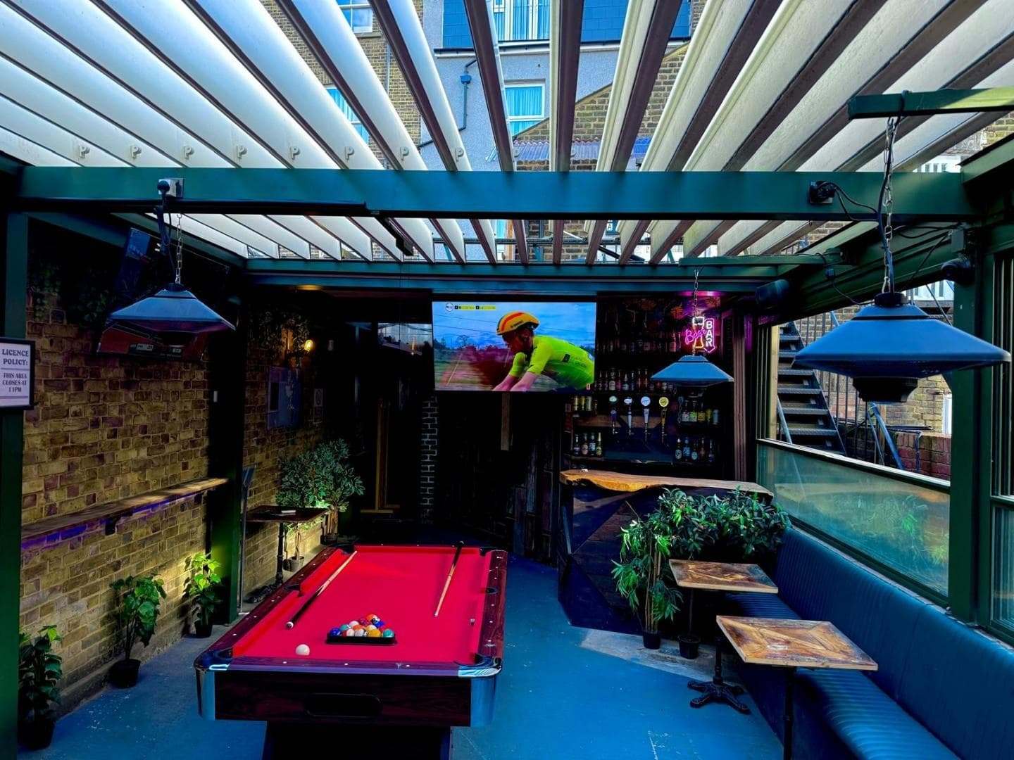 Well located refurbished bar for sale in Ealing 3