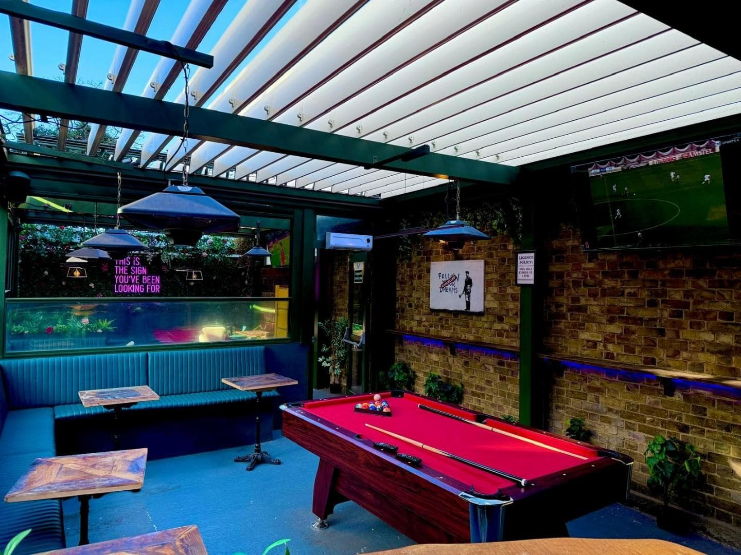 Well located refurbished bar for sale in Ealing 4