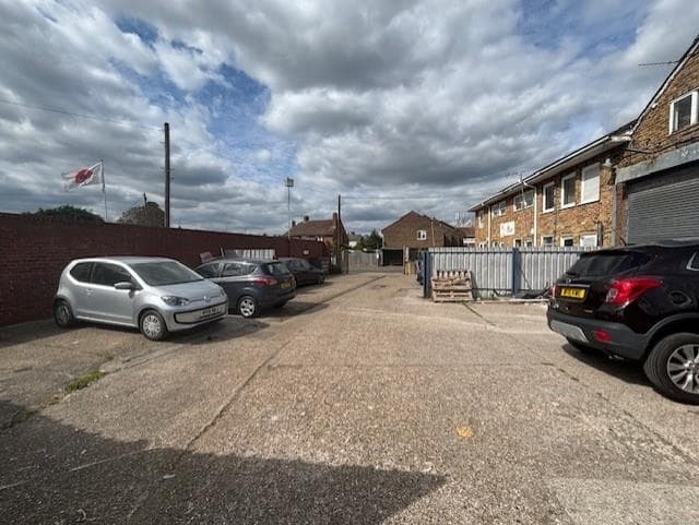 Light industrial yard for sale in Slough 5