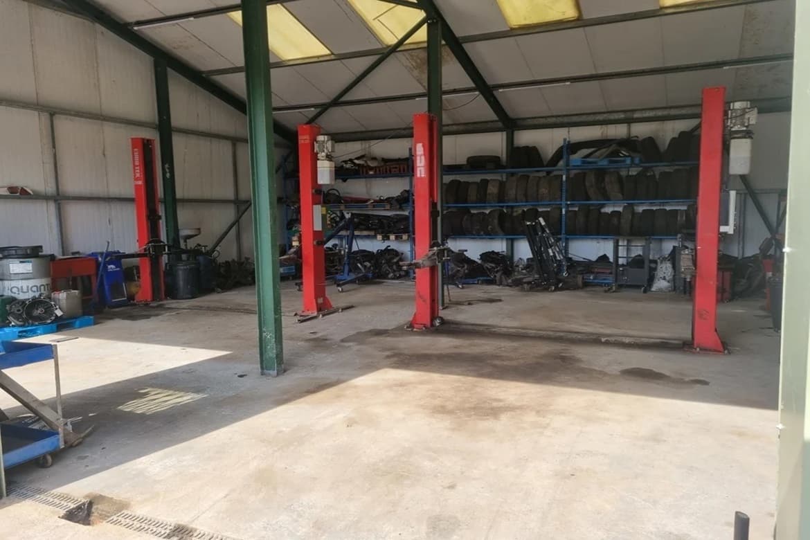 Freehold unit and yard for sale in Yeovil 3