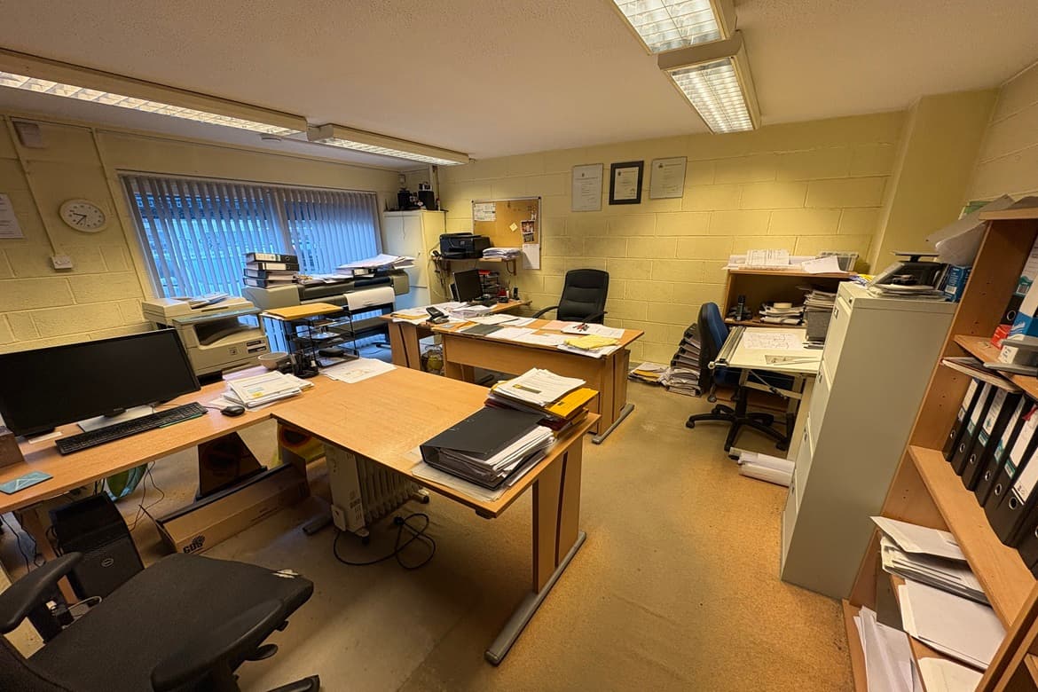 Two Storey Office With Loft Storage in Southampton, Hants, SO14 5