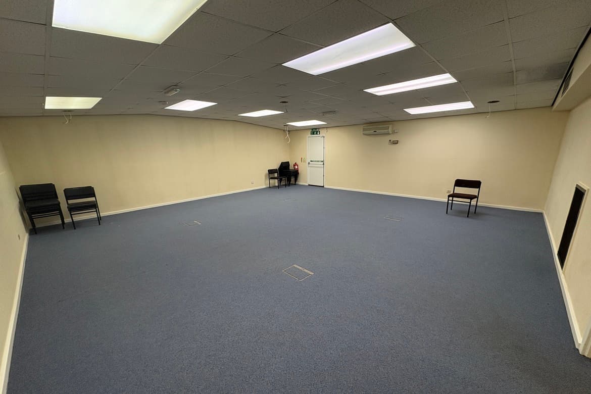 Open Plan Commercial Property For Sale in Eastleigh, Hampshire 2