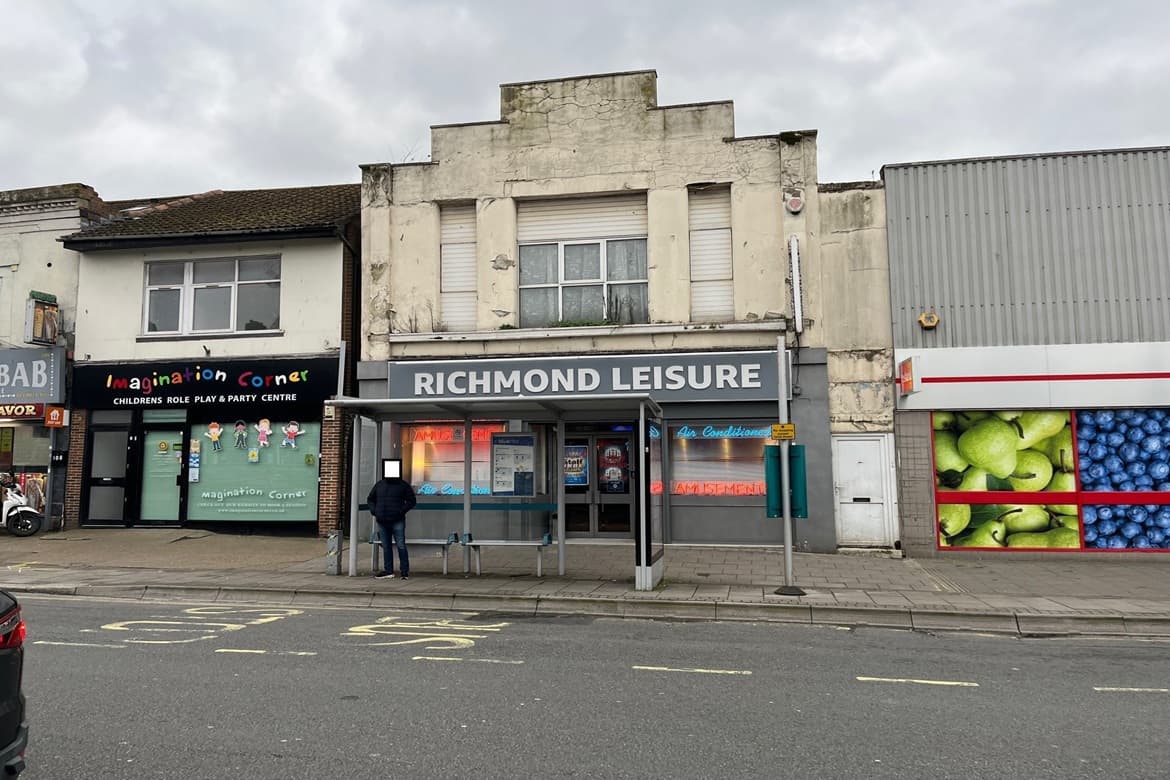 Retail Unit with Refurbishment Flat Above For Sale in Southampton 1