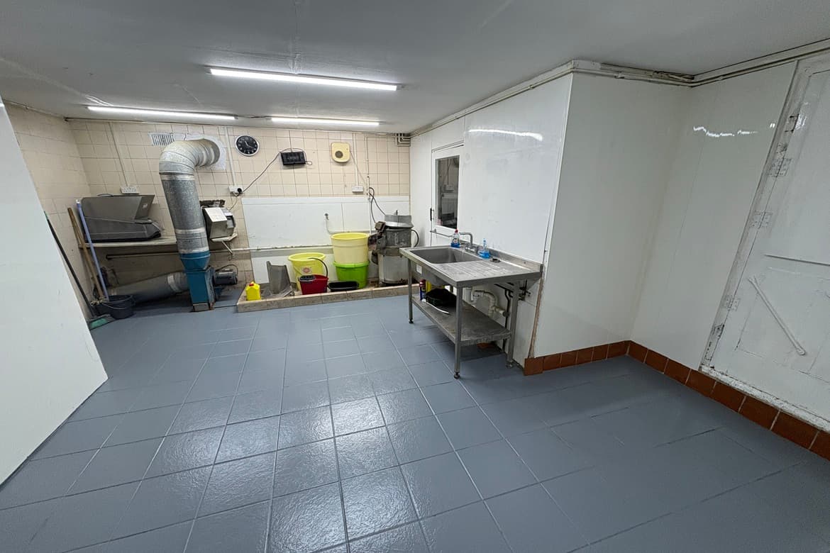 Shop and First Floor Residential Accommodation For Sale in Southampton 3