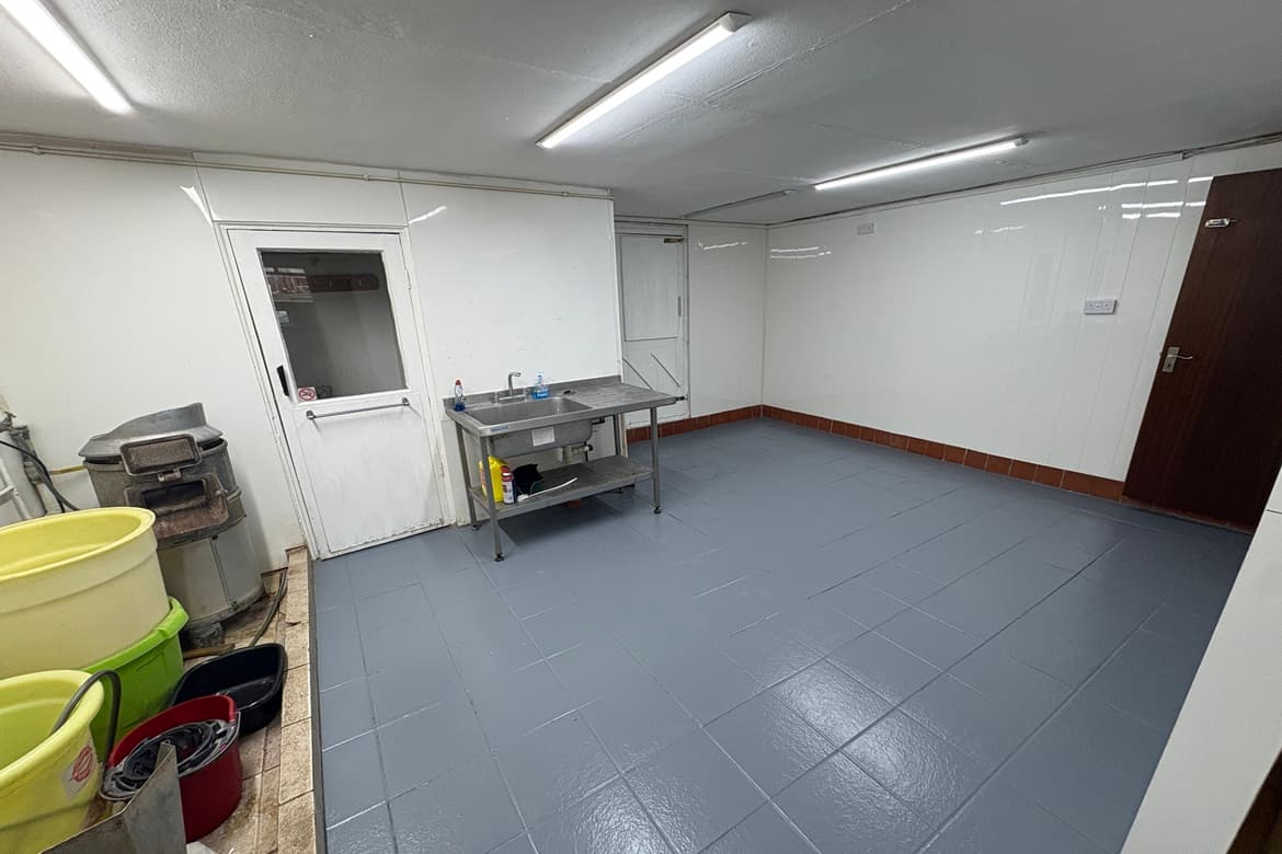 Shop and First Floor Residential Accommodation For Sale in Southampton 4
