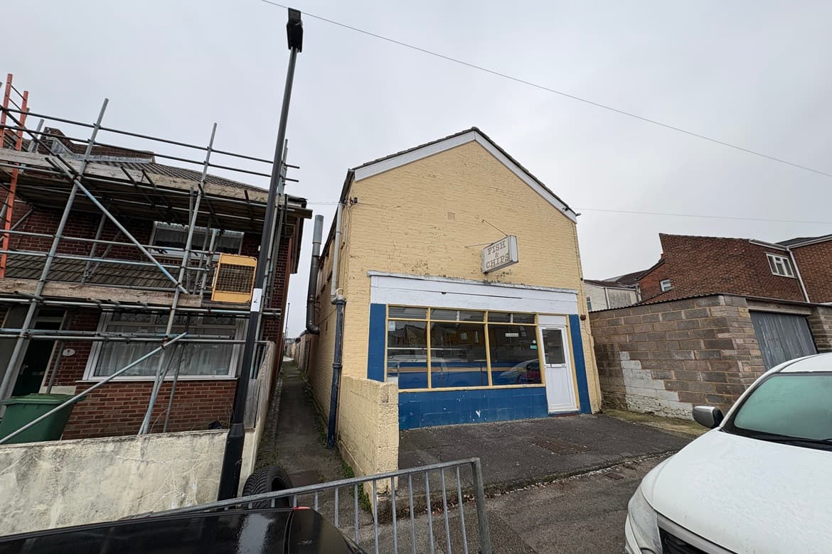 Shop and First Floor Residential Accommodation For Sale in Southampton 5