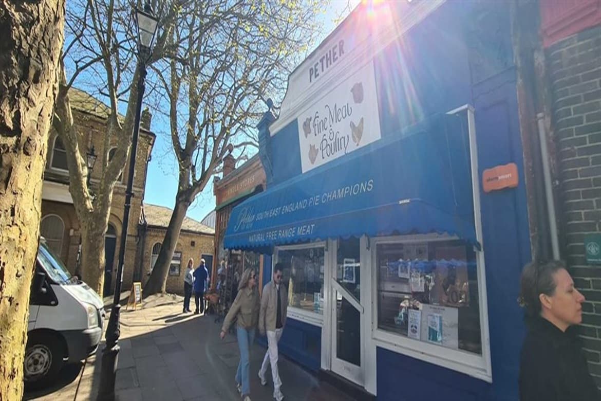 Retail property for sale or to let in Kew 2