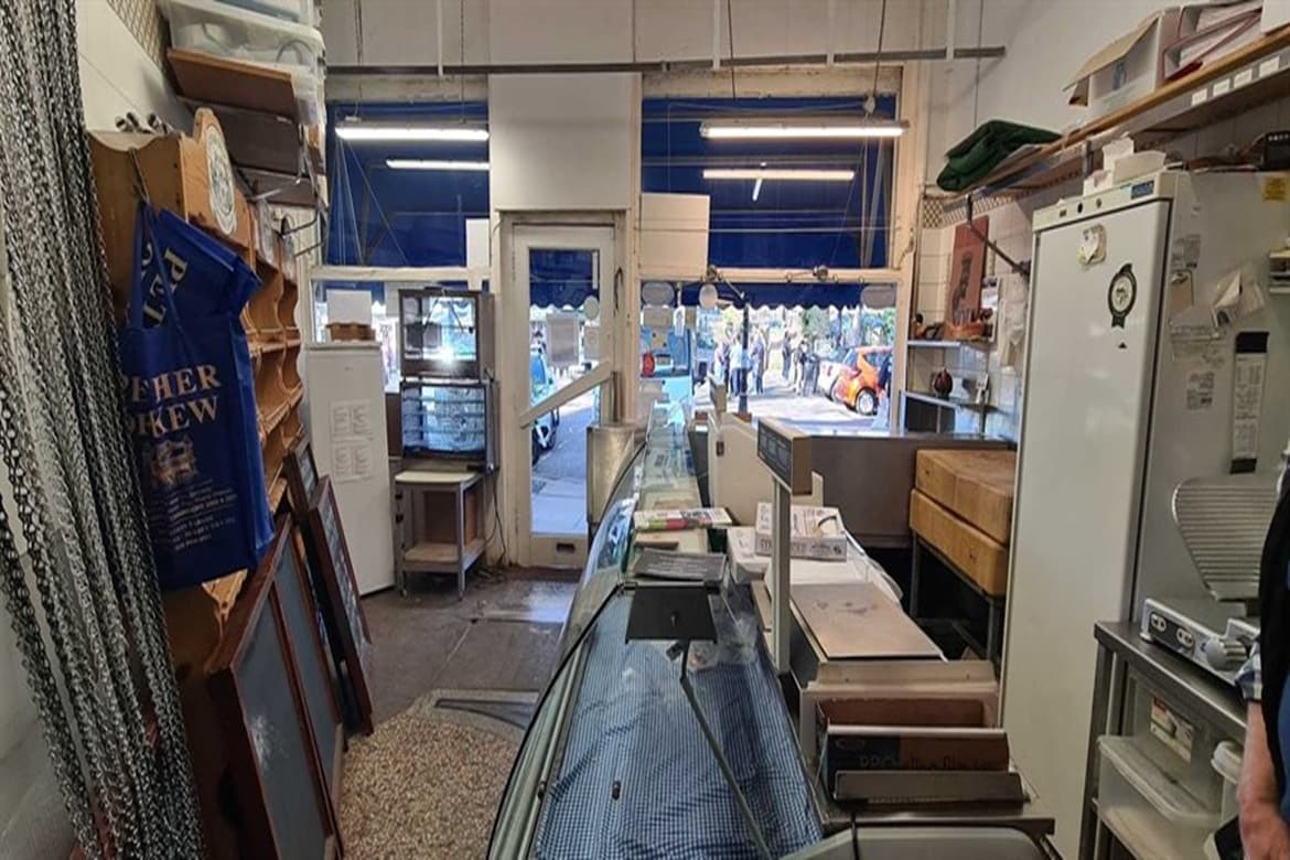 Retail property for sale or to let in Kew 3