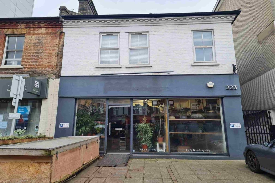 Commercial Unit With Vacant Possession For Sale or To Let in Putney 1