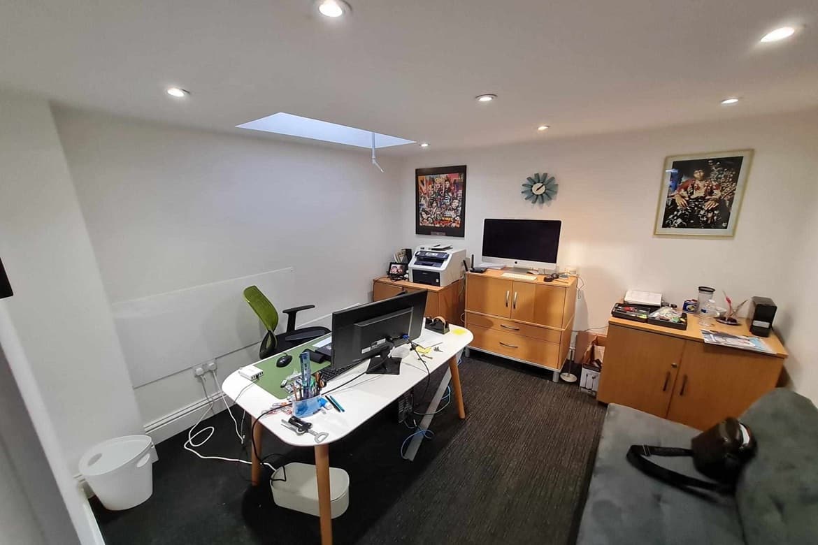 Commercial Unit With Vacant Possession For Sale or To Let in Putney 3