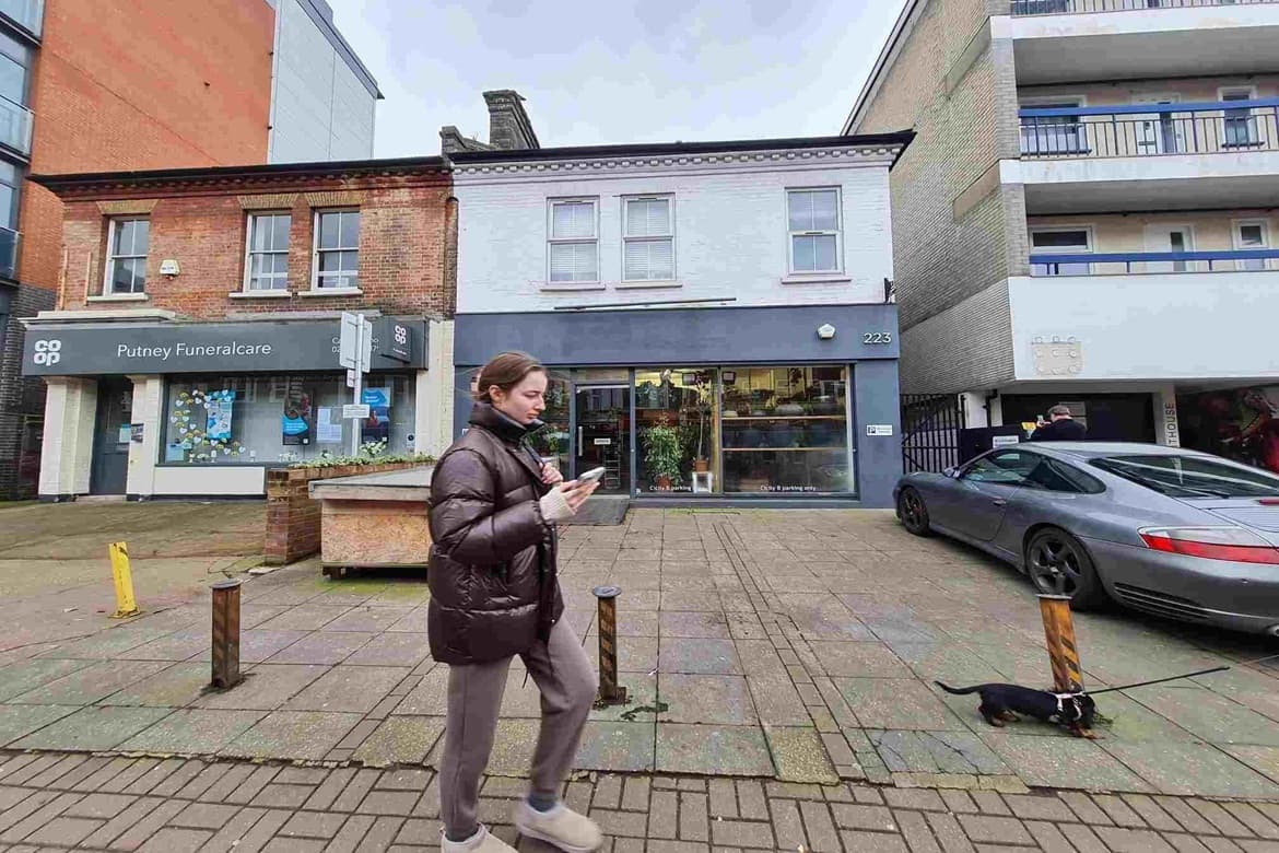 Commercial Unit With Vacant Possession For Sale or To Let in Putney 4