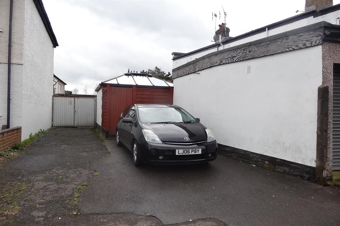 Retail Unit with Flat Above For Sale in Morden, London 5