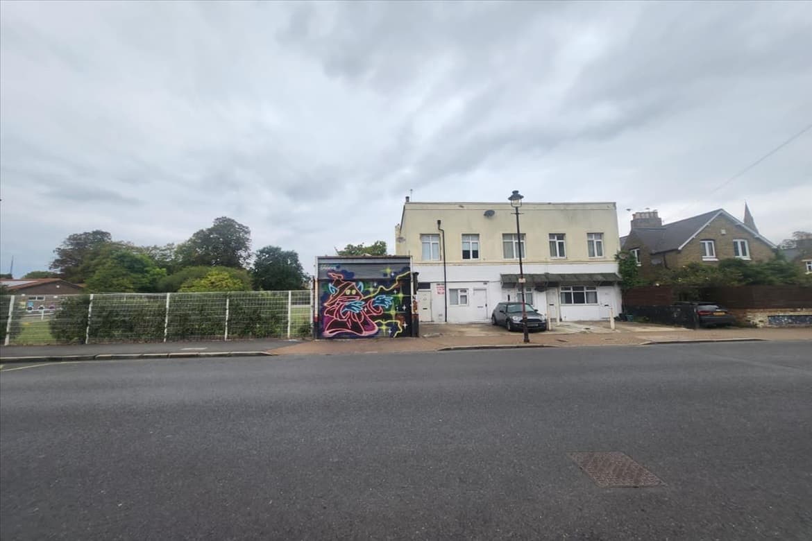 Garage For Sale in Penge, London, SE20 3