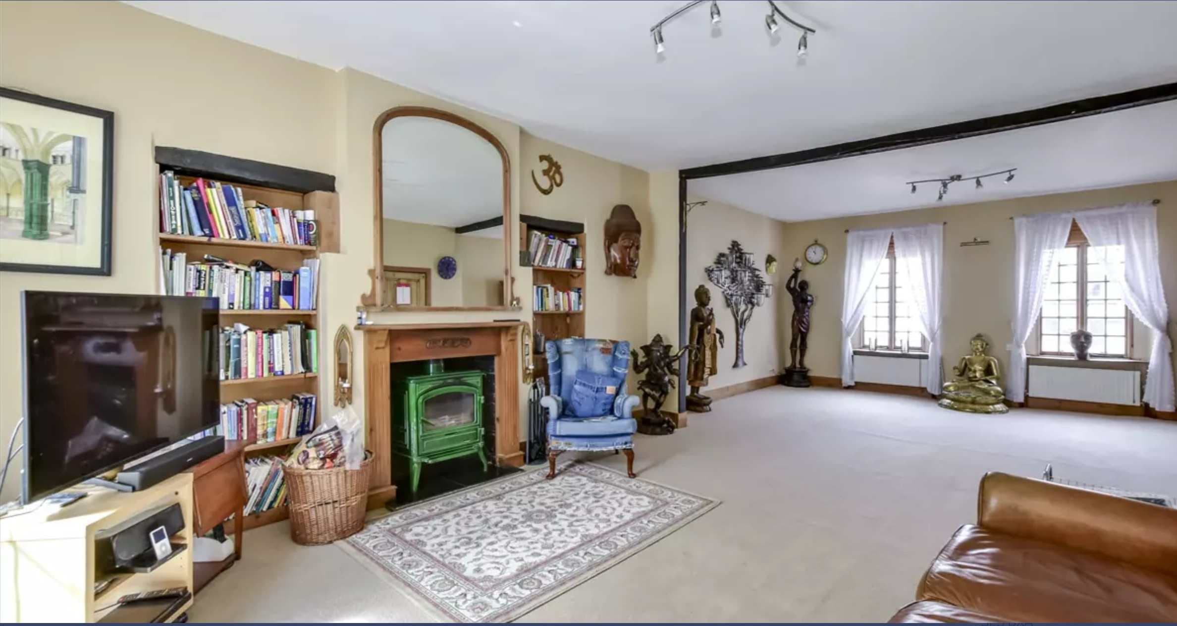 Commercial Unit with Upper Flat For Sale in Chertsey, Surrey 4