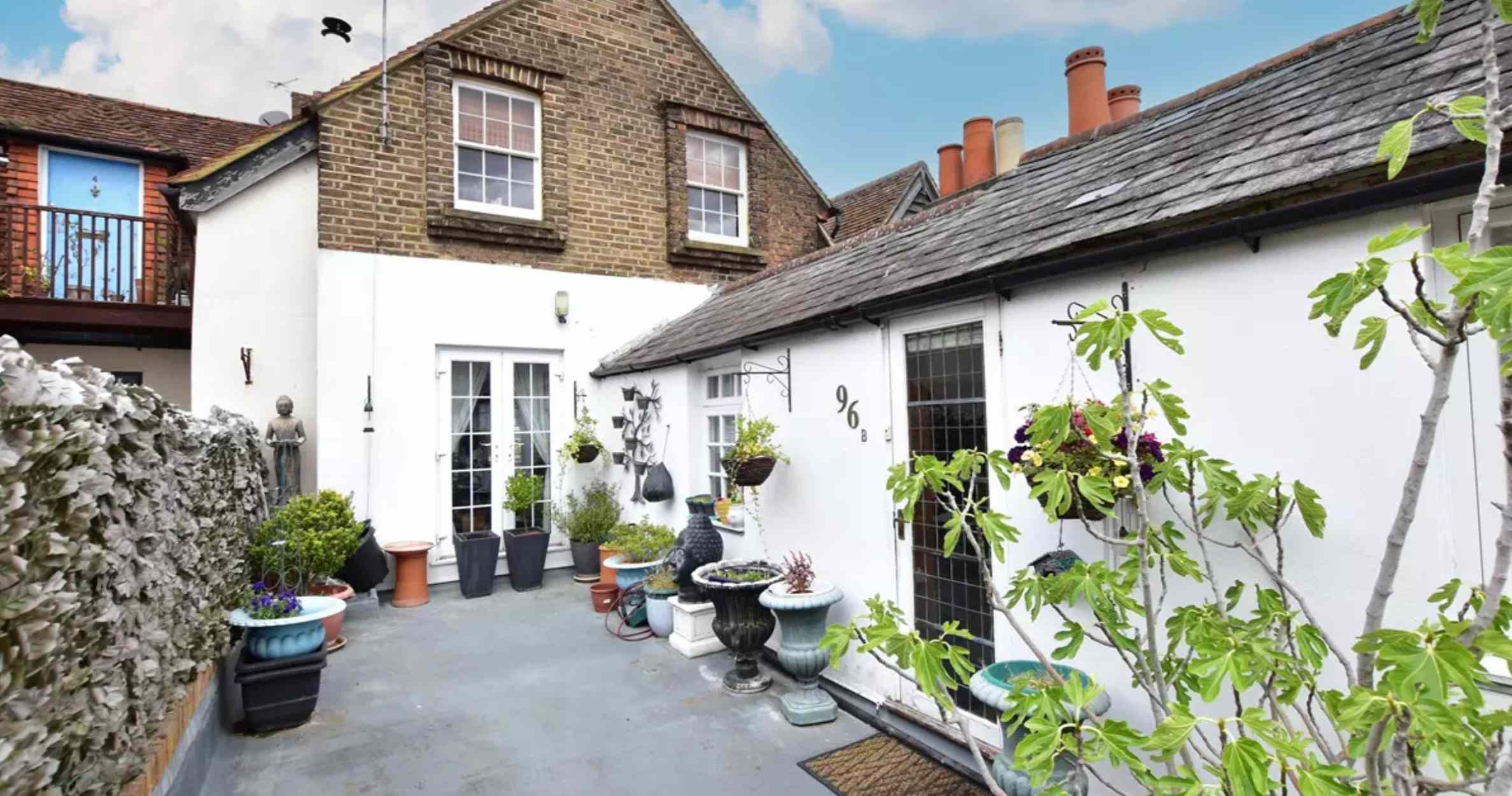 Commercial Unit with Upper Flat For Sale in Chertsey, Surrey 3