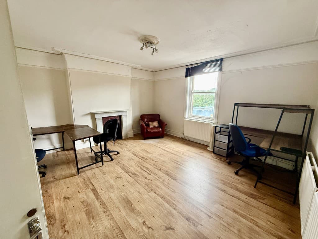 Avenue Business Centre, 17 New Road Avenue, Chatham ME4 6BA: Business Centre For Investment With Lapsed Planning For 12 Flats 5