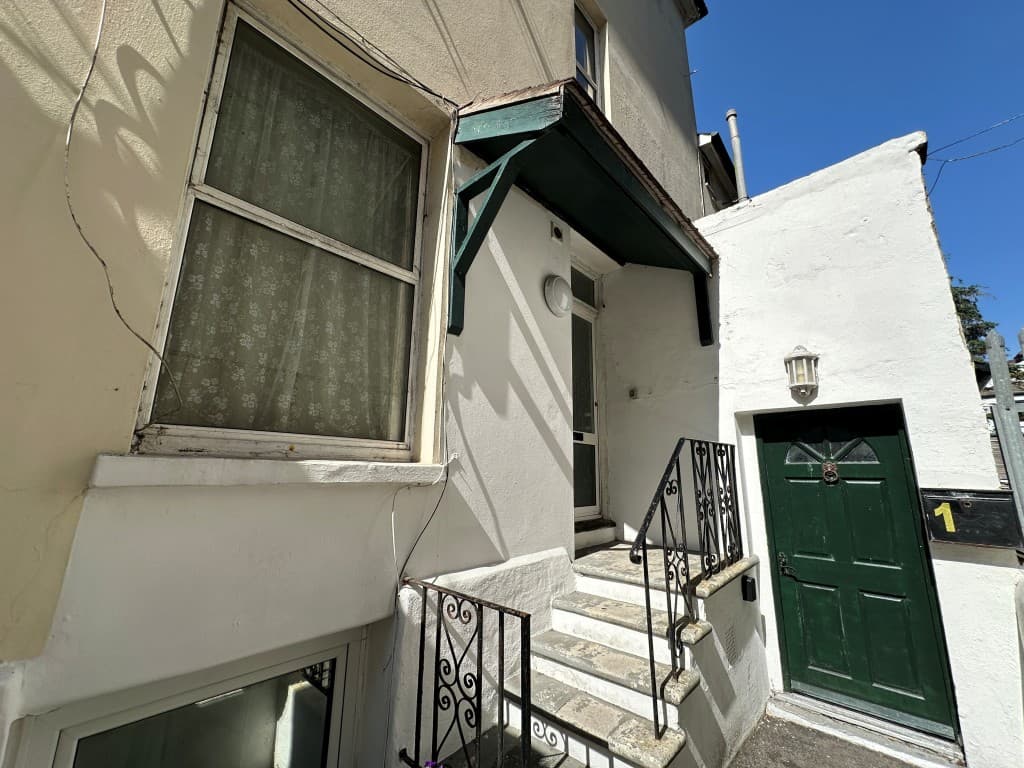 Flat 3, 104 Seaside Road, Eastbourne BN21 3PF: Two-bedroom First Floor Flat In High Street Location 2