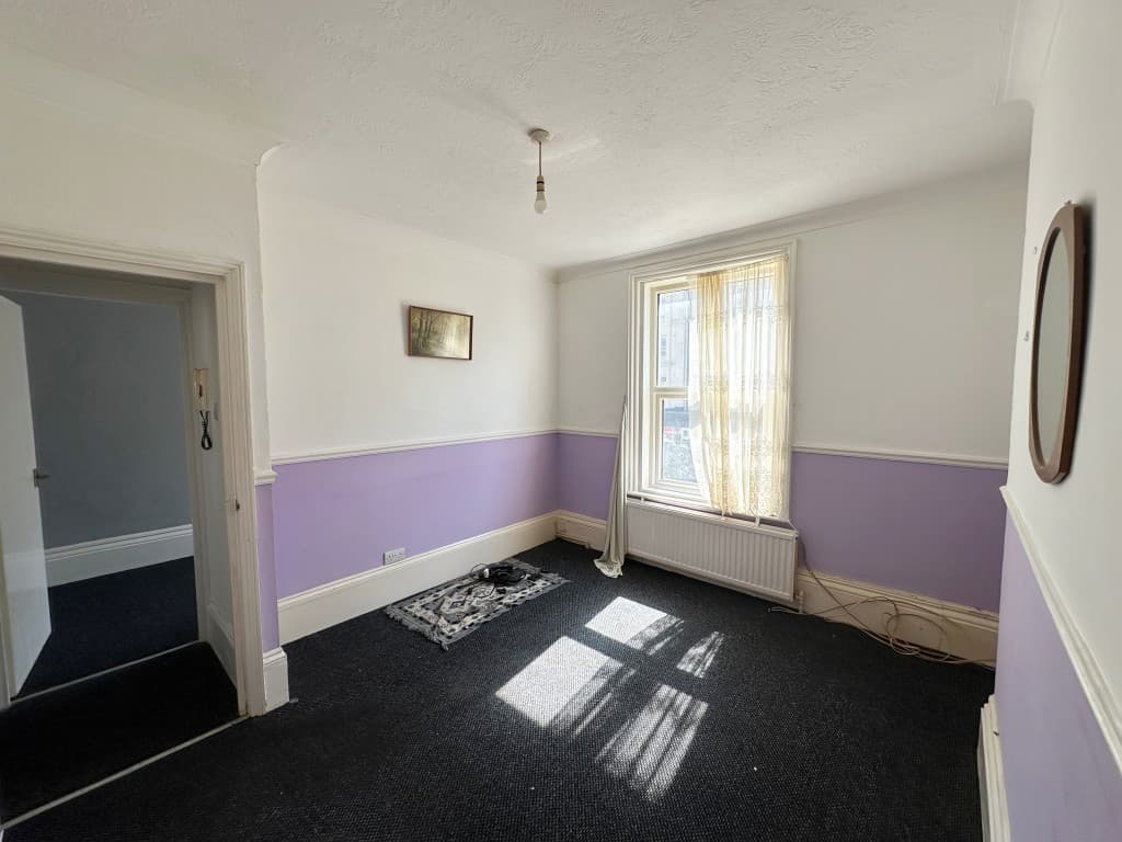 Flat 3, 104 Seaside Road, Eastbourne BN21 3PF: Two-bedroom First Floor Flat In High Street Location 3