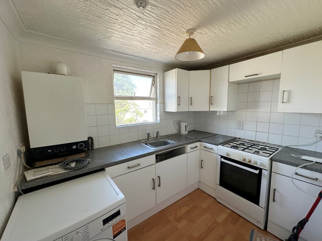 Flat 3, 104 Seaside Road, Eastbourne BN21 3PF: Two-bedroom First Floor Flat In High Street Location 4