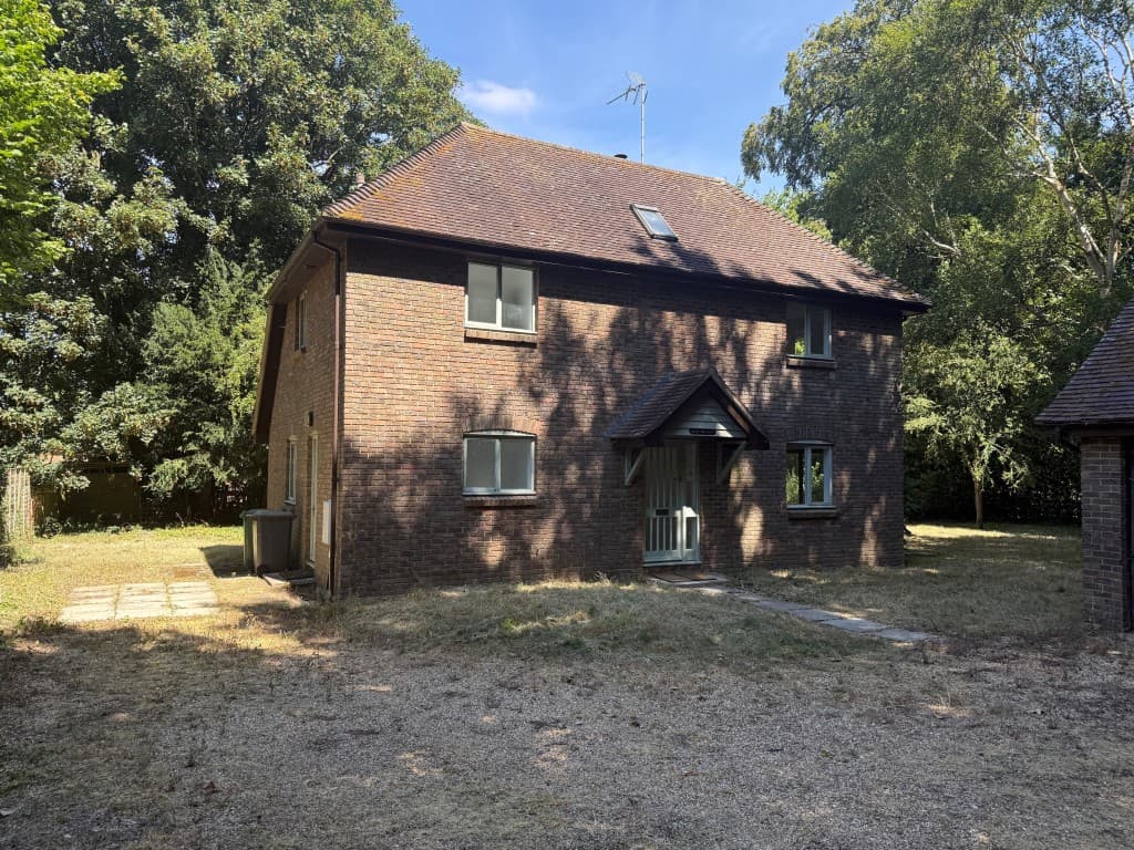 New Cottage, Kilmeston Road, Kilmeston, Alresford SO24 0NW: Detached Three-bedroom House With Separate Garaging 1