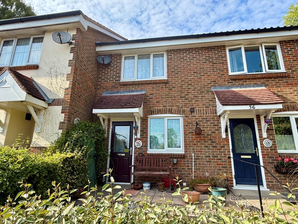 35 Bank Side, Hamstreet, Ashford TN26 2EZ: Two-bedroom House For Investment Or Occupation
