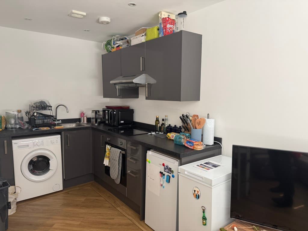 Flat 1 The Annex, Enterprise House, Isambard Brunel Road, Portsmouth PO1 2RX: One-bedroom Leasehold Flat For Investment 3