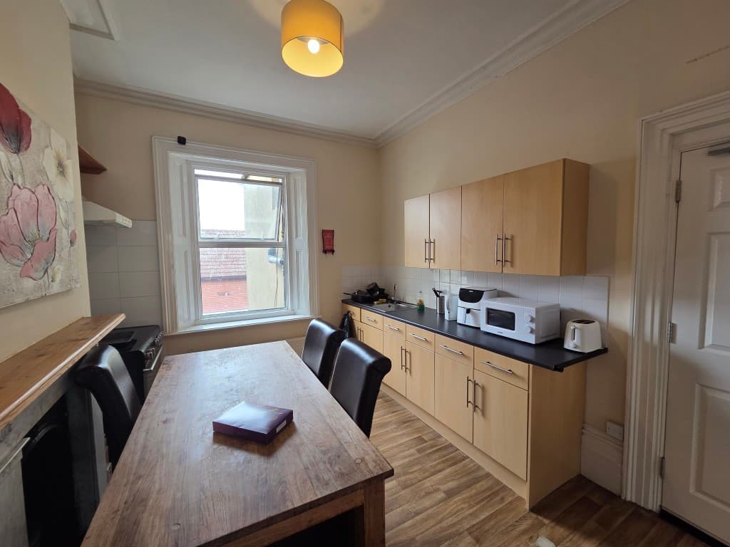 10 Cornfield Terrace, Eastbourne BN21 4NN: Lawful Established 8-bedroom HMO Producing Just Under 70,000 Per Annum 4