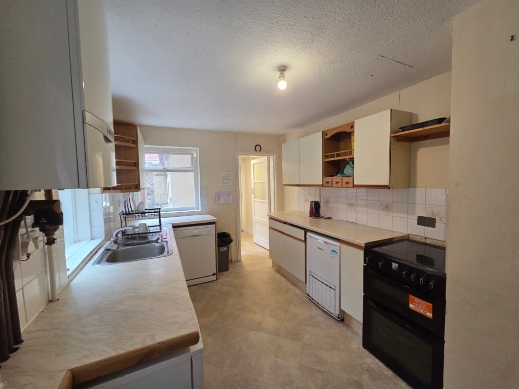 10 Cornfield Terrace, Eastbourne BN21 4NN: Lawful Established 8-bedroom HMO Producing Just Under 70,000 Per Annum 5