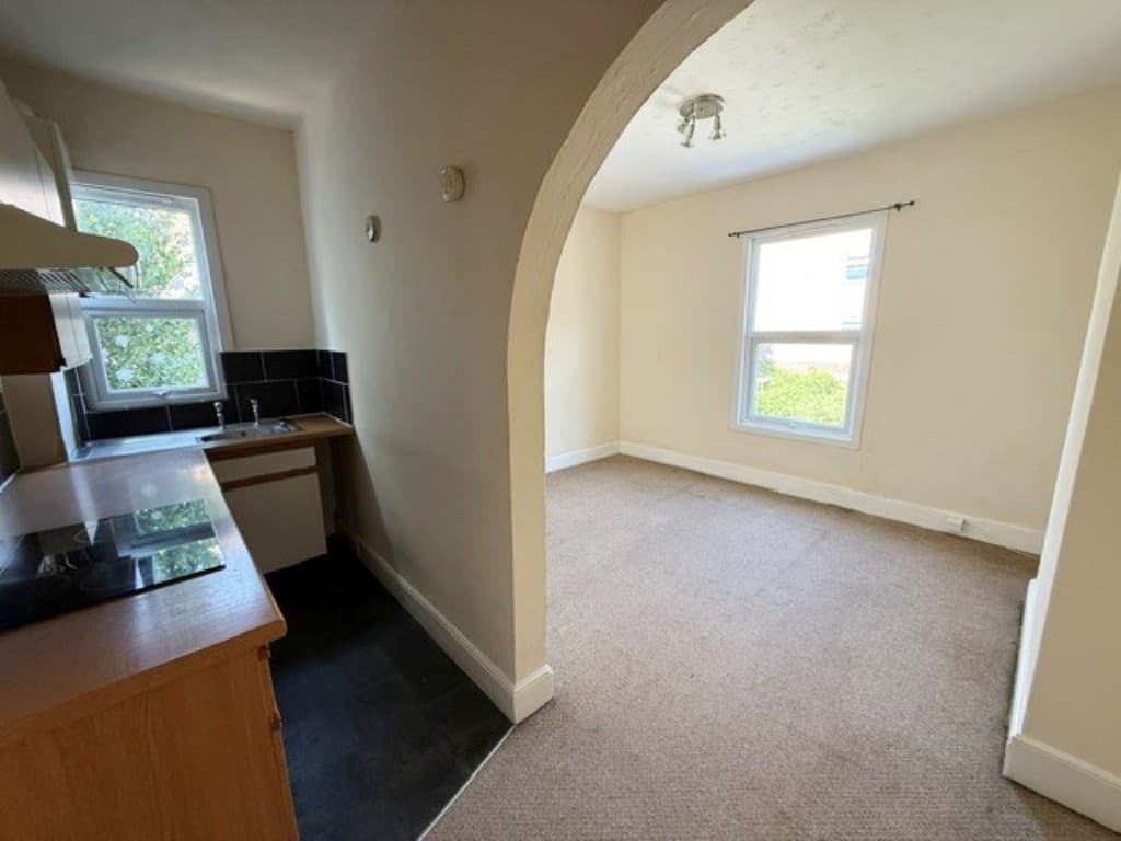 41C Manor Road, Westcliff-on-Sea SS0 7SR: Vacant First Floor Flat For Improvement 2