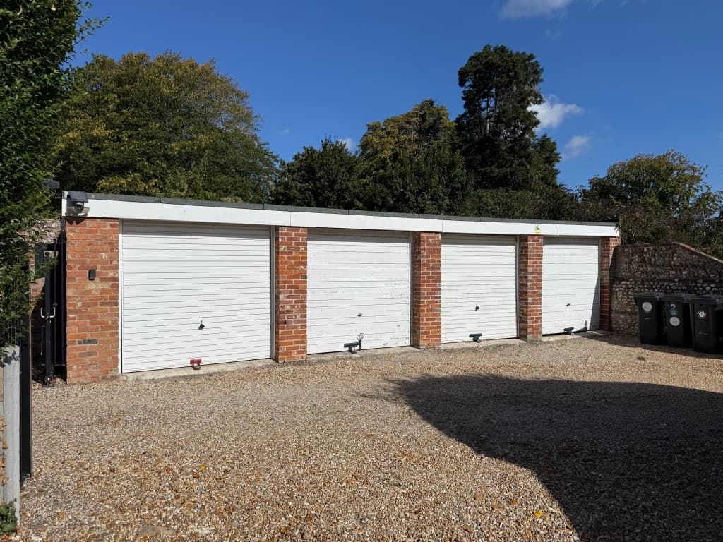 Flat 4, Westfield House, 80 Westgate, Chichester PO19 3HP: Two-bedroom Flat In Need Of Improvement 3