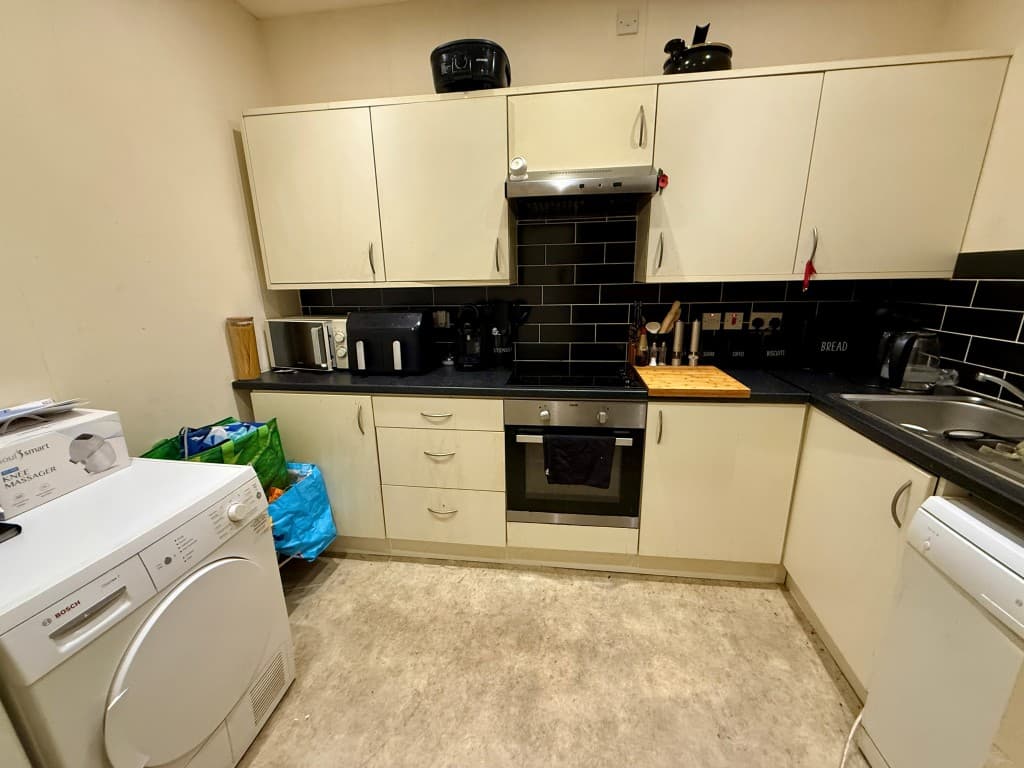 132 Rainham Road, Gillingham ME5 7EL: Pair Of Two-bedroom Flats For Investment 3