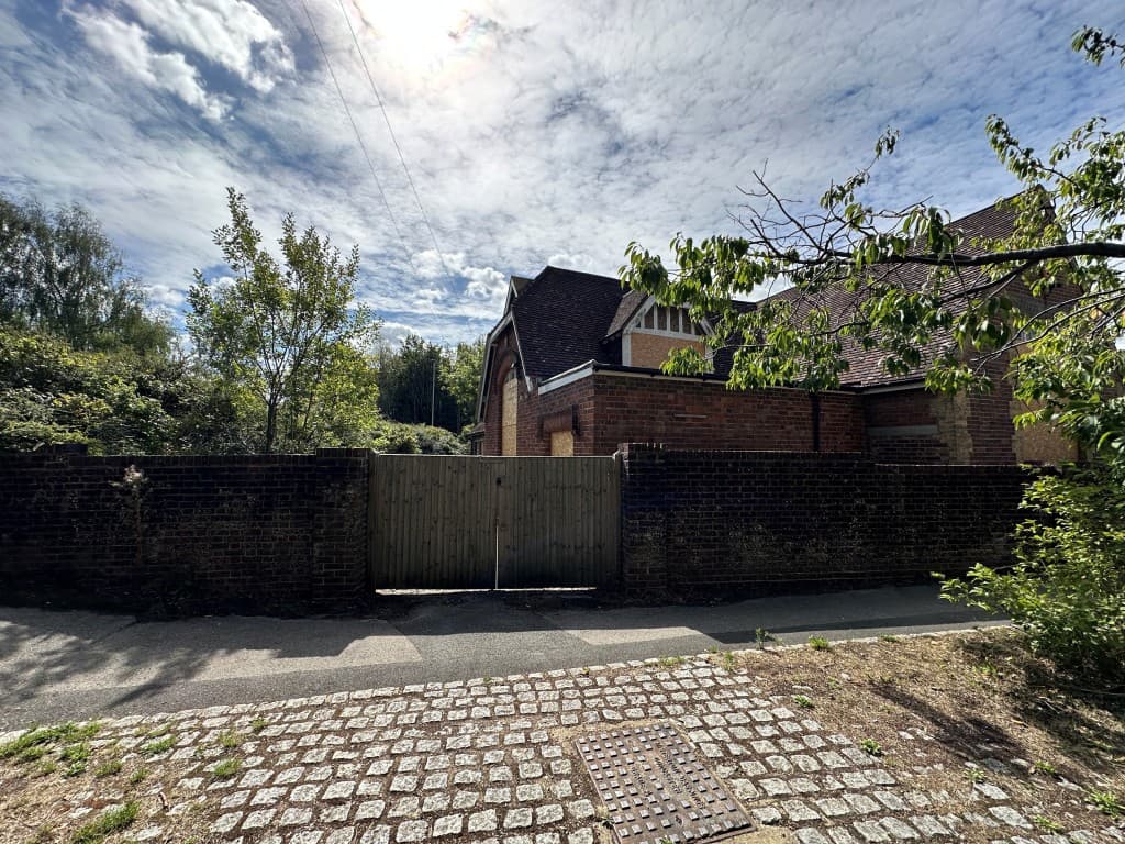 Old Salehurst School, Northbridge Street, Robertsbridge TN32 5PG: Three-bedroom Old School Unit With Potential 2