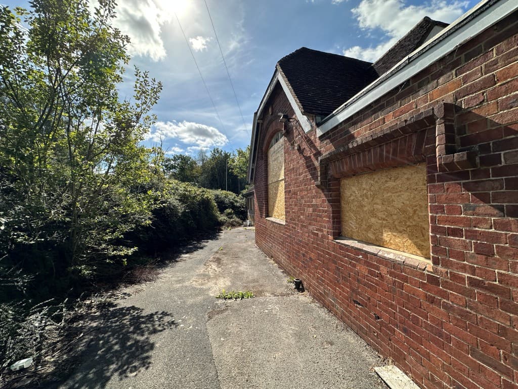 Old Salehurst School, Northbridge Street, Robertsbridge TN32 5PG: Three-bedroom Old School Unit With Potential 3