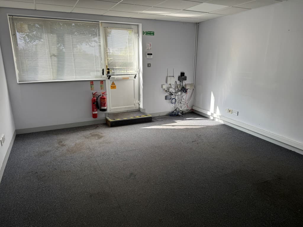 Vector House, Merle Common Road, Oxted RH8 0RP: Detached Property Arranged As Offices And Garages With Potential 5