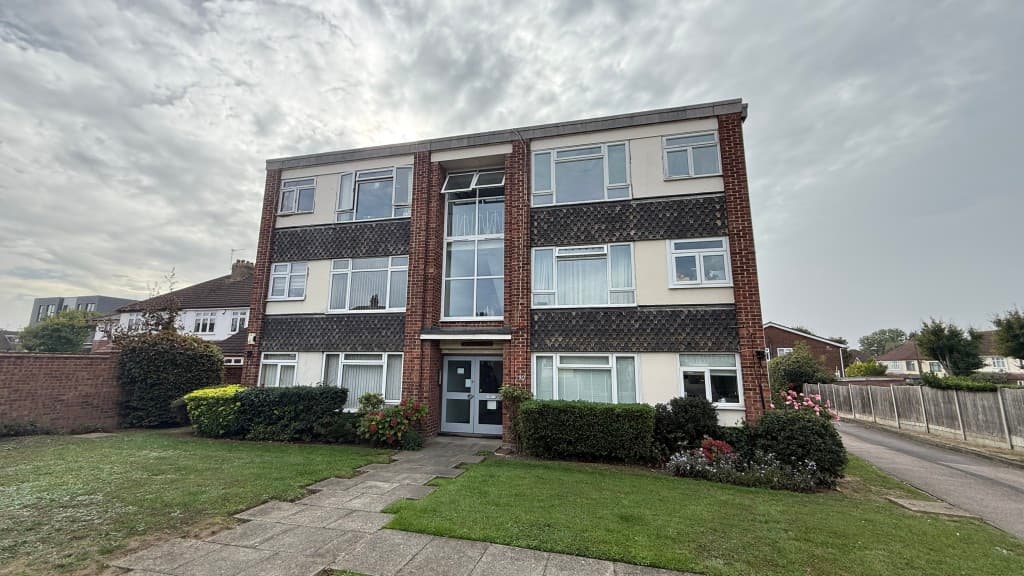 9 Orchard Court, Blackfen Road, Sidcup DA15 8PX: One-bedroom Flat With Share Of Freehold 1