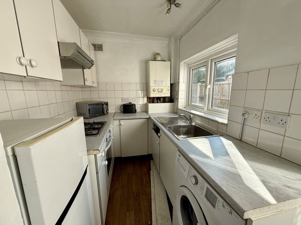65 St. Peters Place, Canterbury CT1 2DA: Two-bedroom City House With Parking To Rear 4