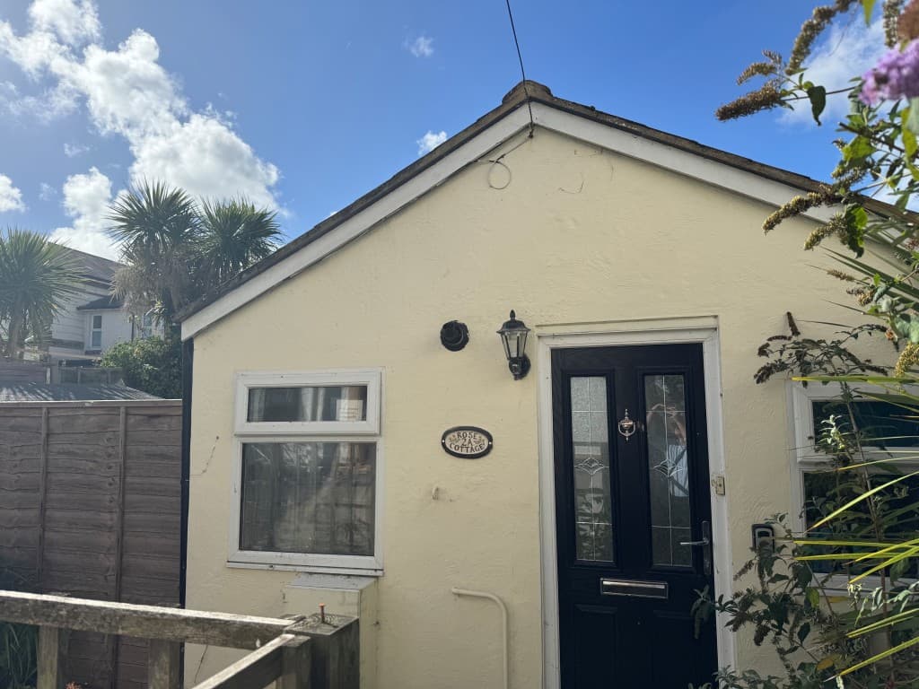 2A Royal Crescent, Sandown PO36 8LZ: One-bedroom Bungalow With Garden For Investment Or Occupation 2